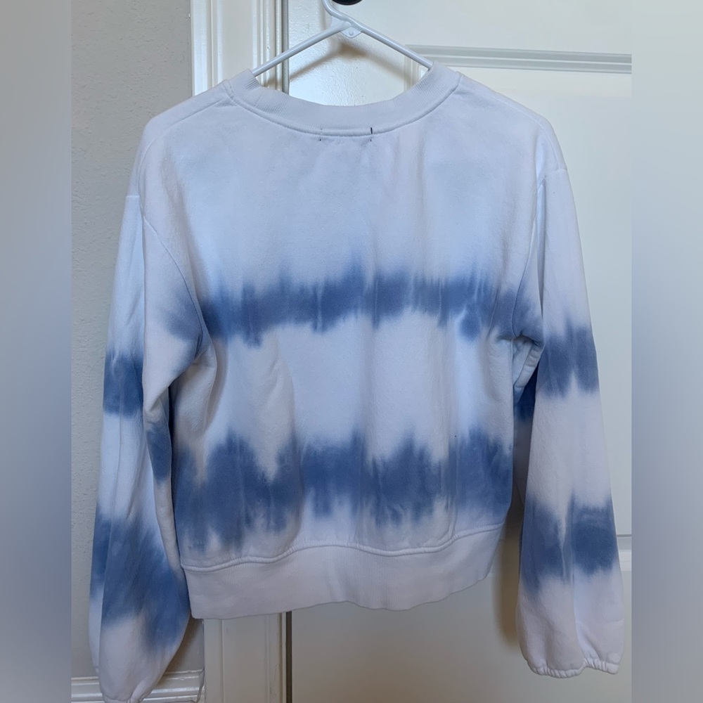 cute sweatshirt that fits s and xs , super soft on the inside